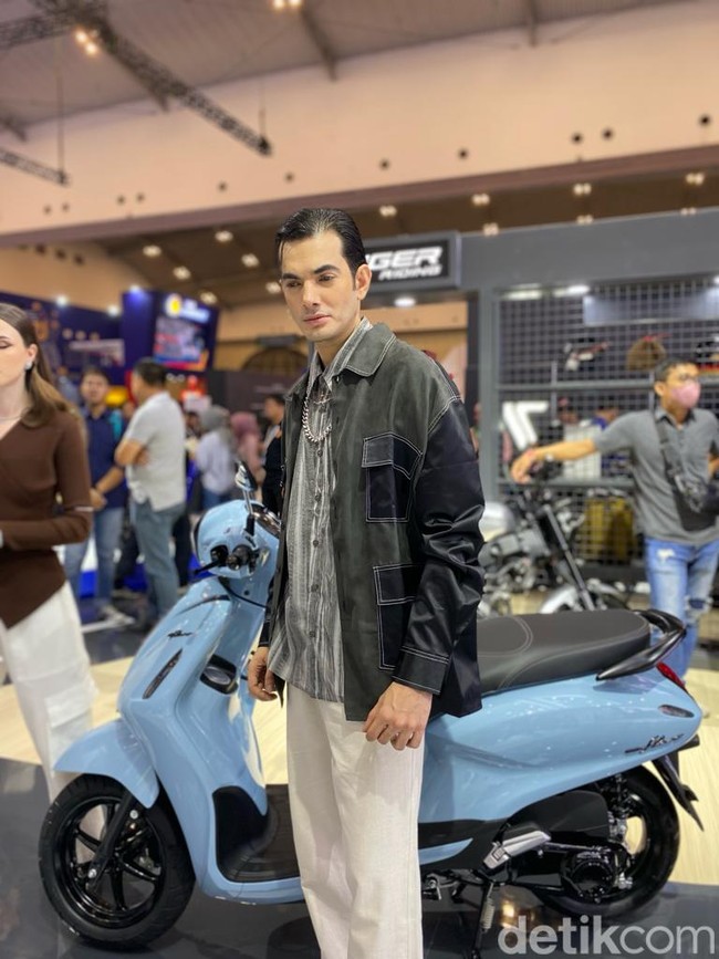 Dalam berbusana, kehadiran aksesori dapat memaksimalkan penampilan di mana pun dan kapan pun. Termasuk ketika mengendarai motor selama tetap mementingkan faktor keamanan dan keselamatan. (Foto: Daniel Ngantung/detikcom)