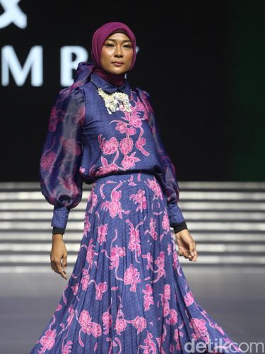Koleksi Klamby di IN2MF Model memperagakan koleksi busana Klamby dalam acara Indonesia International Modest Fashion Festival (IN2MF) di Jakarta Convention Center (JCC) Senayan, Jakarta, Jumat (27/10/2023). Melalui IN2MF, Bank Indonesia bekerjasama dengan pemerintah berharap agar Indonesia bisa menjadi pusat modest fashion dunia