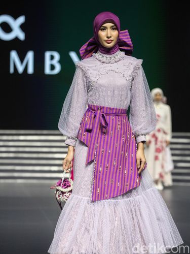 Koleksi Klamby di IN2MF Model memperagakan koleksi busana Klamby dalam acara Indonesia International Modest Fashion Festival (IN2MF) di Jakarta Convention Center (JCC) Senayan, Jakarta, Jumat (27/10/2023). Melalui IN2MF, Bank Indonesia bekerjasama dengan pemerintah berharap agar Indonesia bisa menjadi pusat modest fashion dunia