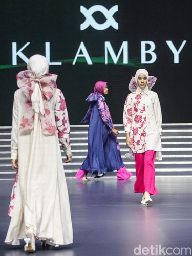 Koleksi Klamby di IN2MF Model memperagakan koleksi busana Klamby dalam acara Indonesia International Modest Fashion Festival (IN2MF) di Jakarta Convention Center (JCC) Senayan, Jakarta, Jumat (27/10/2023). Melalui IN2MF, Bank Indonesia bekerjasama dengan pemerintah berharap agar Indonesia bisa menjadi pusat modest fashion dunia