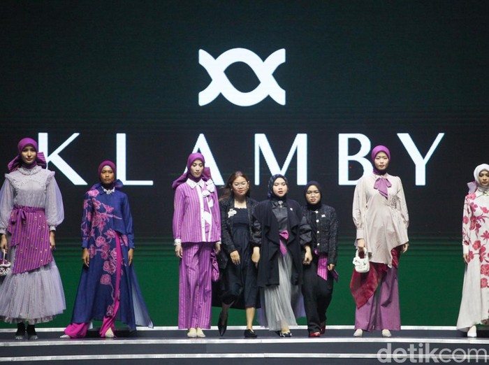 Model memperagakan koleksi busana Klamby dalam acara Indonesia International Modest Fashion Festival (IN2MF) di Jakarta Convention Center (JCC) Senayan, Jakarta, Jumat (27/10/2023). Melalui IN2MF, Bank Indonesia bekerjasama dengan pemerintah berharap agar Indonesia bisa menjadi pusat modest fashion dunia