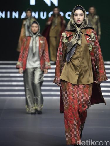 Model memperagakan koleksi busana Nina Nugroho dalam acara Indonesia International Modest Fashion Festival (IN2MF) di Jakarta Convention Center (JCC) Senayan, Jakarta, Jumat (27/10/2023). Melalui IN2MF, Bank Indonesia bekerjasama dengan pemerintah berharap agar Indonesia bisa menjadi pusat modest fashion dunia