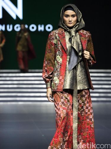 Model memperagakan koleksi busana Nina Nugroho dalam acara Indonesia International Modest Fashion Festival (IN2MF) di Jakarta Convention Center (JCC) Senayan, Jakarta, Jumat (27/10/2023). Melalui IN2MF, Bank Indonesia bekerjasama dengan pemerintah berharap agar Indonesia bisa menjadi pusat modest fashion dunia