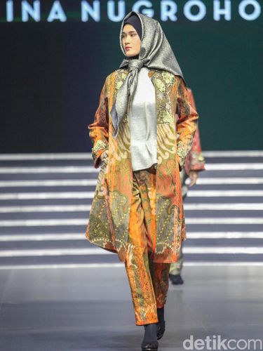 Model memperagakan koleksi busana Nina Nugroho dalam acara Indonesia International Modest Fashion Festival (IN2MF) di Jakarta Convention Center (JCC) Senayan, Jakarta, Jumat (27/10/2023). Melalui IN2MF, Bank Indonesia bekerjasama dengan pemerintah berharap agar Indonesia bisa menjadi pusat modest fashion dunia