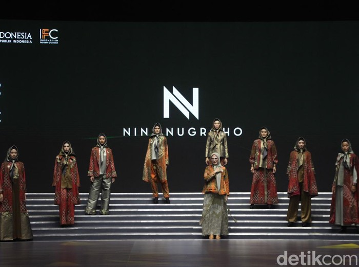 Model memperagakan koleksi busana Nina Nugroho dalam acara Indonesia International Modest Fashion Festival (IN2MF) di Jakarta Convention Center (JCC) Senayan, Jakarta, Jumat (27/10/2023). Melalui IN2MF, Bank Indonesia bekerjasama dengan pemerintah berharap agar Indonesia bisa menjadi pusat modest fashion dunia