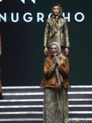 Model memperagakan koleksi busana Nina Nugroho dalam acara Indonesia International Modest Fashion Festival (IN2MF) di Jakarta Convention Center (JCC) Senayan, Jakarta, Jumat (27/10/2023). Melalui IN2MF, Bank Indonesia bekerjasama dengan pemerintah berharap agar Indonesia bisa menjadi pusat modest fashion dunia