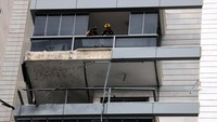 Tampak kaca gedung pecah usai diterjang roket Hamas. 