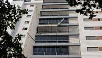 Kerusakan terjadi salah satu lantai gedung tersebut. 