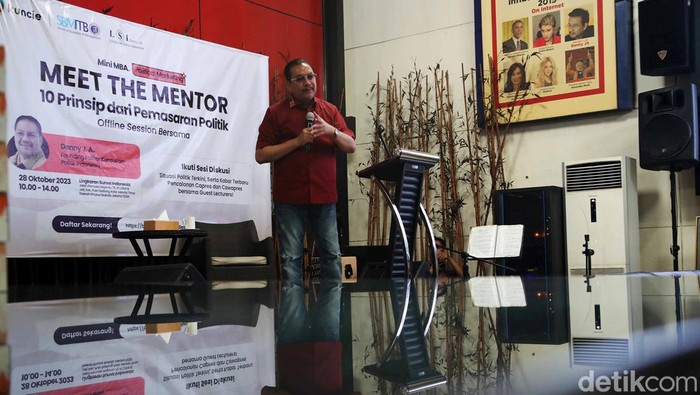 CEO Koncie, Hendra Saputra, pendiri Lingkaran Survei Indonesia (LSI) Denny JA dan Direktur Utama LSI Network Ari Nugroho melalukan Kuliah Umum 10 Prinsip Pemasaran Politik di Lingkaran Survei Indonesia Denny JA,  Jakarta, Sabtu (28/10/2023).