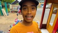 Ladislao punya konsep unik setiap membuat konten. Ia akan menantang para pedagang makanan gerobak dan memberikan uang tunai jika bersedia menyelesaikan tantangannya. Foto: Instagram/ladislao_9