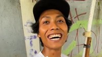 Tantangan yang kocak diberikan Ladislao kepada pedagang yang ditemuinya. Penjual bakso ini ditantang untuk meminjamkan kamar mandinya guna berkeramas. Foto: Instagram/ladislao_9
