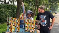 Pedagang kopi keliling juga tak luput disambanginya. Berbagai minuman yang dijual dipesan hingga diborong oleh Ladislao. Foto: Instagram/ladislao_9