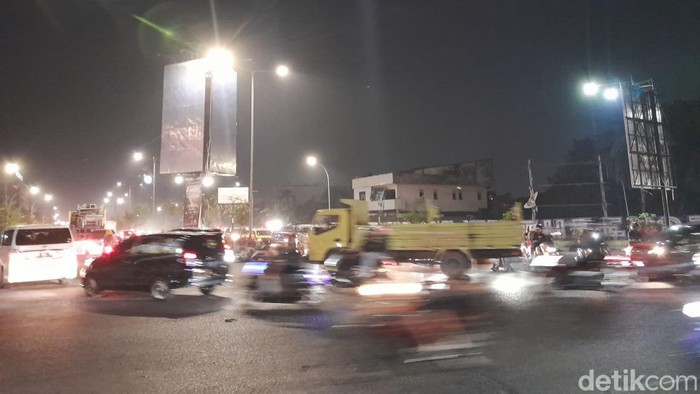 Lalin di Jalan AP Pettarani Makassar mulai lancar usai mahasiswa demo di hari Sumpah Pemuda membubarkan diri. Muhammad Darwan/detikSulsel