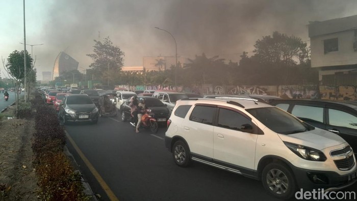 Lalin Jalan AP Pettarani arah Jalan Sultan Alauddin Makassar padat merayap. Muhammad Darwan/detikSulsel