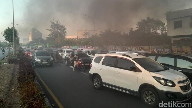 Lalin Jalan AP Pettarani arah Jalan Sultan Alauddin Makassar padat merayap. Muhammad Darwan/detikSulsel