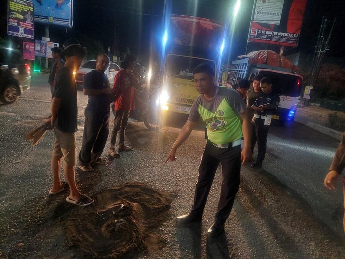 Lokasi pengatur lalin ditabrak truk batu bara.