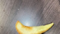 Sebuah kentang goreng dari bagian kentang yang tak diketahui ini memiliki bentuk mirip merek sepatu terkenal. Pemiliknya mencoba menjual dengan harga Rp 15.000. Foto: Delish