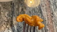 Pria ini merasa beruntung usai mendapatkan potongan ayam berbentuk kuda laut. Masuk ke laman penjual di eBay ia menawarkan potongan ayamnya seharga Rp 7,9 juta. Foto: Delish