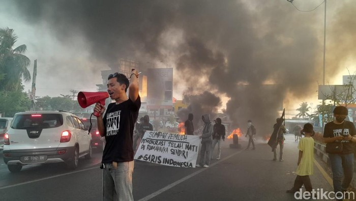 Demo mahasiswa di Jalan AP Pettarani Makassar, Sulawesi Selatan (Sulsel).