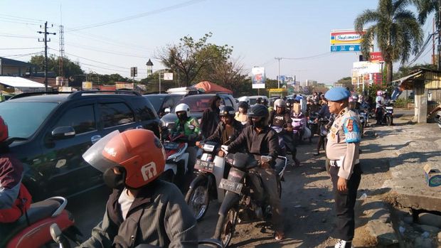 Demo mahasiswa di Kota Makassar, Sulawesi Selatan (Sulsel) menutup Jalan Perintisn Kemerdekaan di depan kampus Universitas Islam Makassar (UIM).