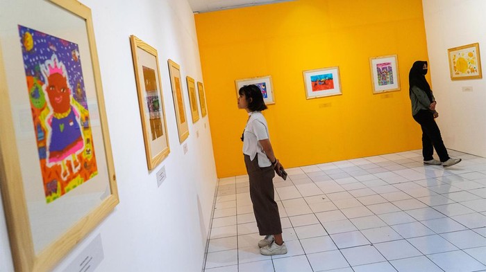 Melihat Pameran Lukis DIY-Kyoto 2023 Pengunjung mengamati lukisan saat Pameran Lukis Daerah Istimewa Yogyakarta (DIY) - Kyoto bertajuk Menuju Indonesia Emas di Bentara Budaya Yogyakarta, D.I Yogyakarta, Jumat (27/10/2023). Pameran kerja sama antara Dinas Kebudayaan DIY dan Pemerintah Kyoto Prefecture Japan tersebut berlangsung hingga 29 Oktober 2023 dengan menghadirkan puluhan karya dari pelajar tingkat SD, SMP, SMA di D.I Yogyakarta serta Jepang. ANTARA FOTO/Andreas Fitri Atmoko/agr/nym.