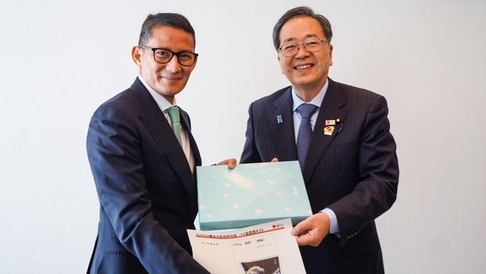 Menparekraf Sandiaga Uno bertemu dengan Menteri Pertanahan, Infrastruktur, Transportasi, dan Pariwisata Jepang Tetsuo Saito di Tokyo Prince Hotel 3-Chome-3-1 Shibakoen, Minato City, Tokyo, Jepang, Sabtu (28/10/2023).
