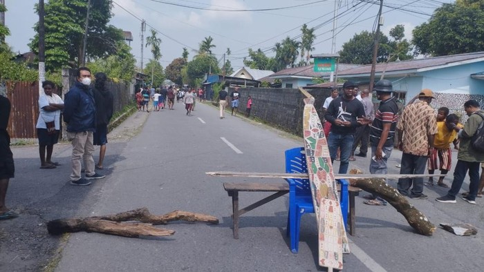 Keluarga korban penganiayaan memalang jalan di Kabupaten Mimika.