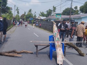 Pria Timika Tewas Diduga Akibat Penganiayaan, Keluarga Korban Blokade Jalan