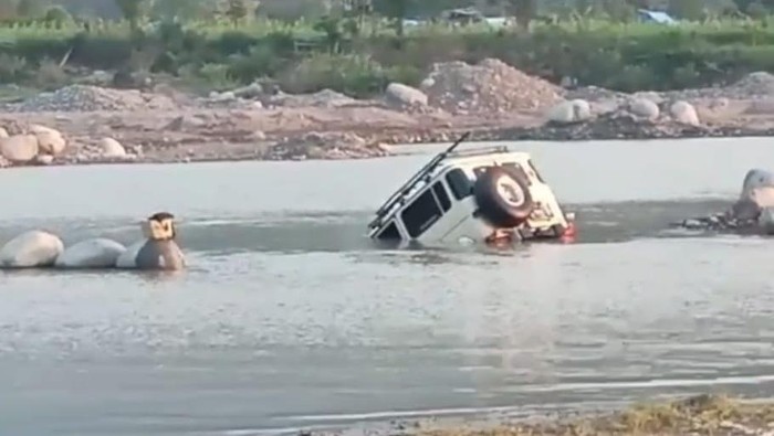 Mobil offroad milik Setiawan Jaya Kusuma (21), seorang mahasiswa Universitas Hasanuddin Makassar tenggelam di Sungai Jeneberang, Gowa.