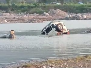 Mobil Offroad Mahasiswa Unhas Tenggelam di Sungai Jeneberang, 1 Orang Tewas