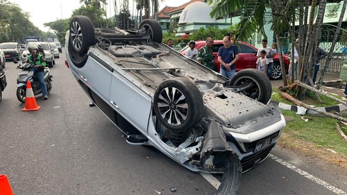 Mobil terguling di Jalan Raya Puputan depan Pomdam IX/Udayana. (Dok. Polresta Denpasar)