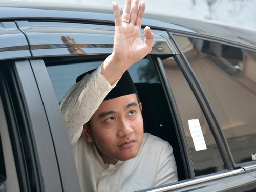 Bakal calon wakil presiden Gibran Rakabuming Raka menyapa santri Ponpes Darussalam saat safari politik di Watucongol, Muntilan, Magelang, Jawa Tengah, Sabtu (28/10/2023). Menurut Gibran kunjungan tersebut merupakan safari politik pertamanya di Jawa Tengah sejak mendaftar sebagai bakal calon wakil presiden mendampingi bakal calon presiden Prabowo Subiyanto. ANTARA FOTO/Anis Efizudin/Spt.