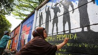 Seniman menyelesaikan pembuatan mural di kawasan Jalan Juanda, Depok, Jawa Barat, Sabtu (28/10/2023). 
