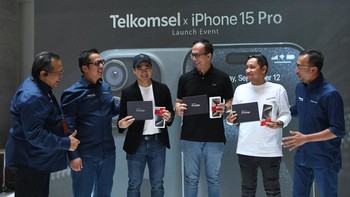 Vice President Postpaid Consumer, International Roaming and Interconnect Telkomsel Bernadus W. Wijayanto (kiri), Direktur Sales Adiwinahyu B. Sigit (kedua kiri) dan Vice President Brand and Marketing Communications Abdullah Fahmi (kanan) berbincang dengan para pelanggan Telkomsel prestige saat peluncuran paket bundling iPhone 15 di Jakarta, Jumat (27/10/2023).