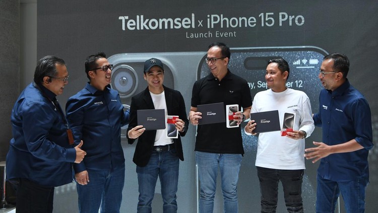 Paket bundling Telkomsel-iPhone 15 Vice President Postpaid Consumer, International Roaming and Interconnect Telkomsel Bernadus W. Wijayanto (kiri), Direktur Sales Adiwinahyu B. Sigit (kedua kiri) dan Vice President Brand and Marketing Communications Abdullah Fahmi (kanan) berbincang dengan para pelanggan Telkomsel prestige saat peluncuran paket bundling iPhone 15 di Jakarta, Jumat (27/10/2023). Telkomsel menghadirkan penawaran terbaik untuk seluruh lineup iPhone 15 dan 15 Pro dengan ragam paket bundling bernilai tambah bagi para pelanggan Telkomsel mulai 27 Oktober 2023 yang dapat didapatkan melalui Telkomsel TShop. ANTARA FOTO/Sigid Kurniawan/foc.