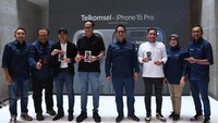 Vice President Postpaid Consumer, International Roaming and Interconnect Telkomsel Bernadus W. Wijayanto (kiri), Direktur Sales Adiwinahyu B. Sigit (kedua kiri) dan Vice President Brand and Marketing Communications Abdullah Fahmi (kanan) berbincang dengan para pelanggan Telkomsel prestige saat peluncuran paket bundling iPhone 15 di Jakarta, Jumat (27/10/2023). Telkomsel menghadirkan penawaran terbaik untuk seluruh lineup iPhone 15 dan 15 Pro dengan ragam paket bundling bernilai tambah bagi para pelanggan Telkomsel mulai 27 Oktober 2023 yang dapat didapatkan melalui Telkomsel TShop. ANTARA FOTO/Sigid Kurniawan/foc.