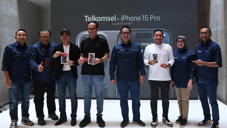 Vice President Postpaid Consumer, International Roaming and Interconnect Telkomsel Bernadus W. Wijayanto (kiri), Direktur Sales Adiwinahyu B. Sigit (kedua kiri) dan Vice President Brand and Marketing Communications Abdullah Fahmi (kanan) berbincang dengan para pelanggan Telkomsel prestige saat peluncuran paket bundling iPhone 15 di Jakarta, Jumat (27/10/2023). Telkomsel menghadirkan penawaran terbaik untuk seluruh lineup iPhone 15 dan 15 Pro dengan ragam paket bundling bernilai tambah bagi para pelanggan Telkomsel mulai 27 Oktober 2023 yang dapat didapatkan melalui Telkomsel TShop. ANTARA FOTO/Sigid Kurniawan/foc.