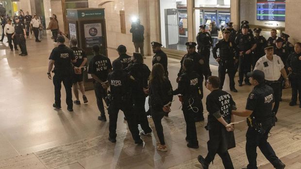 Para demonstran ditangkap polisi New York setelah menggelar aksi pro-Palestina yang melumpuhkan Stasiun Grand Central. (AP Photo/Jeenah Moon)