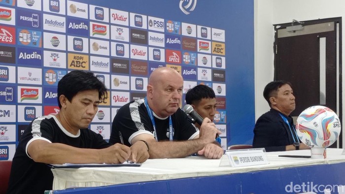 Pelatih Persib Bandung Bojan Hodak (memegang mic) usai laga melawan PSS Sleman.