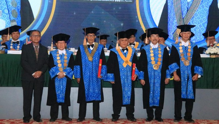 Pengukuhan guru besar baru di Unpas.