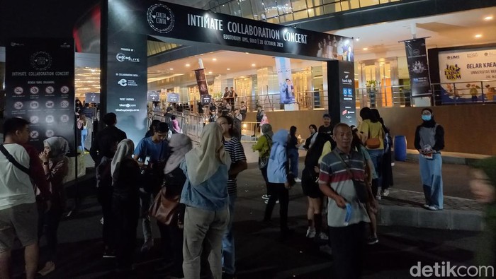 Penonton memadati Editorium UMS Solo jelang konser Cerita Cinta, Sabtu (28/10/2023).