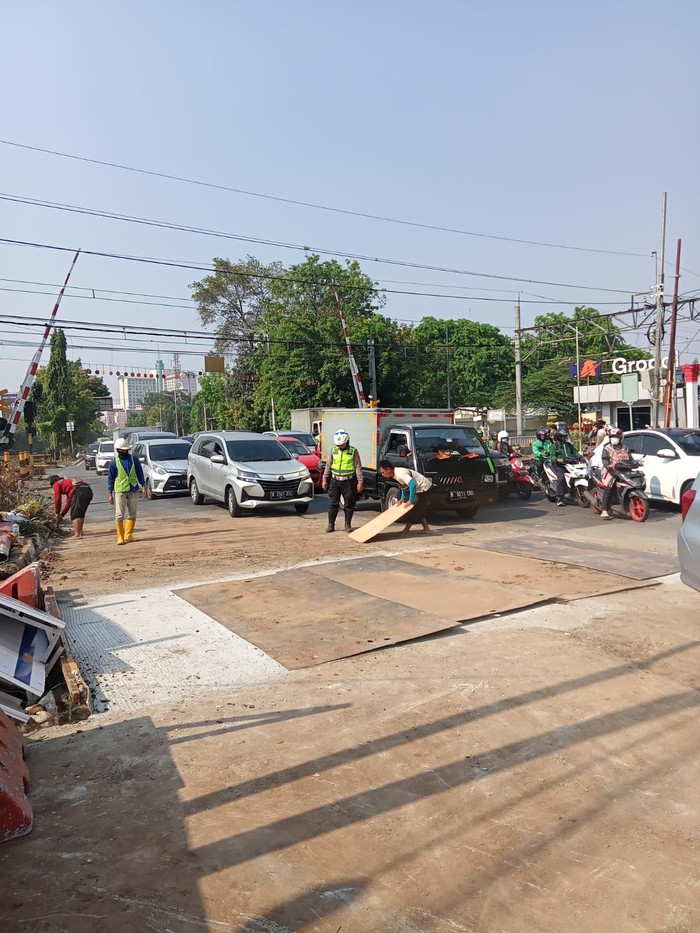 Penutupan bekas galian di dekat Stasiun Grogol dengan pelat besi, 28 Oktober 2023. Dok TMC Polda Metro Jaya)