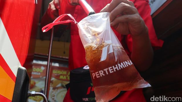 Pertehmina, bisnis es teh manis berkonsep pom bensin di Bandung.