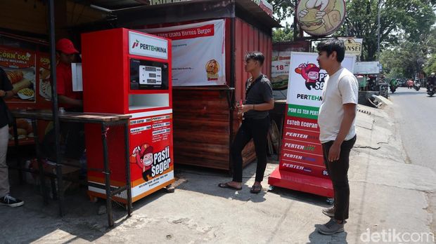 Pertehmina, bisnis es teh manis berkonsep pom bensin di Bandung.