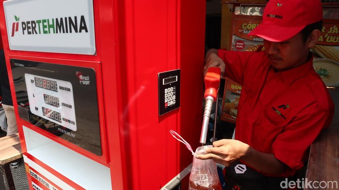 Pertehmina, bisnis es teh manis berkonsep pom bensin di Bandung.