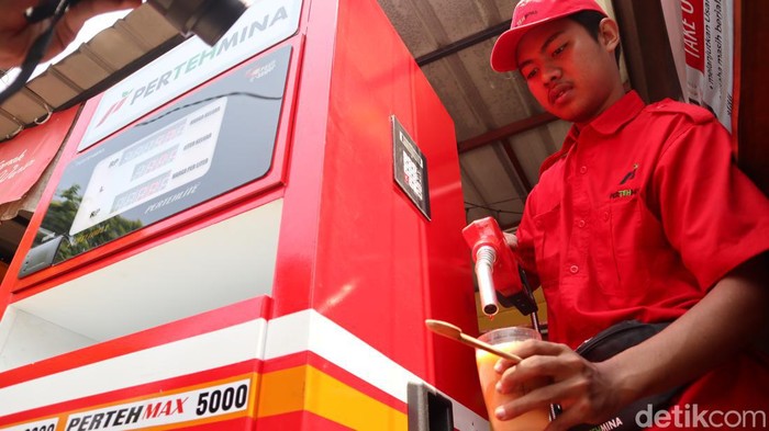 Pertehmina, bisnis es teh manis berkonsep pom bensin di Bandung.