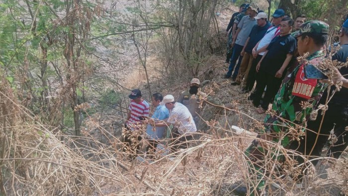 Pj Bupati Pasuruan saat mengecek langsung air di Sungai Welang yang diduga tercemar limbah pabrik.