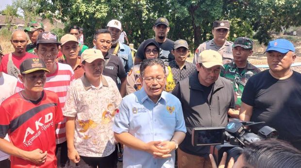 Pj Bupati Pasuruan saat mengecek langsung air di Sungai Welang yang diduga tercemar limbah pabrik.