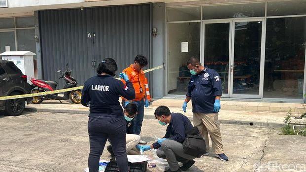 Polisi melakukan olah TKP terkait petugas imigrasi Jakbar yang tewas jatuh dari lantai 19 apartemen di Tangerang.