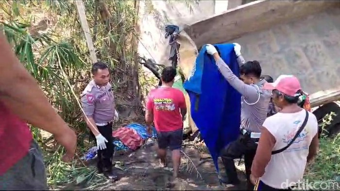 Polisi mengevakuasi sopir truk yang tewas kecelakaan menabrak pembatas jembatan di Bojonegoro.